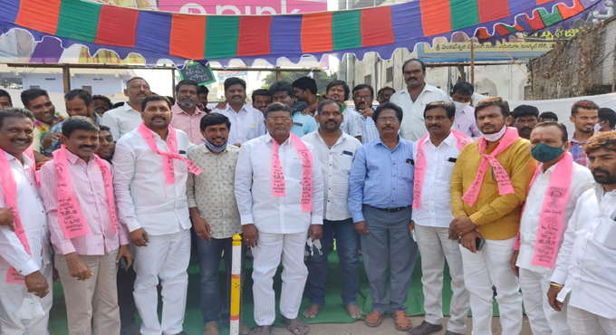 Mancherial Municipal Chairperson extends solidarity to barbers