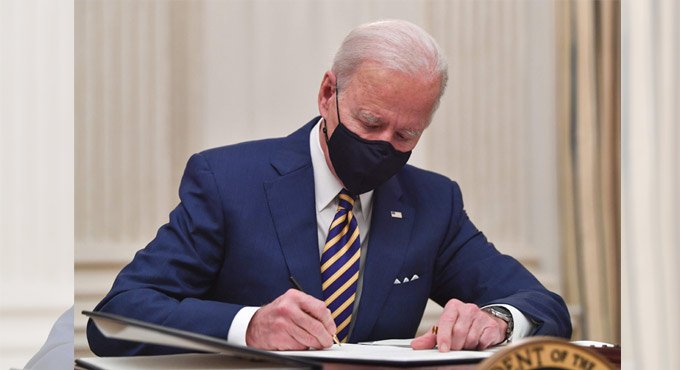 Biden signs executive orders to expand food stamps, up federal pay