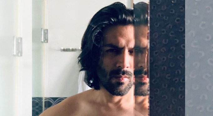 Bollywood actor Kartik Aaryan shares smouldering mirror selfie