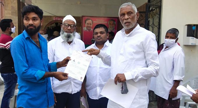 MLA Diwakar Rao hands over CMRF cheques to beneficiaries