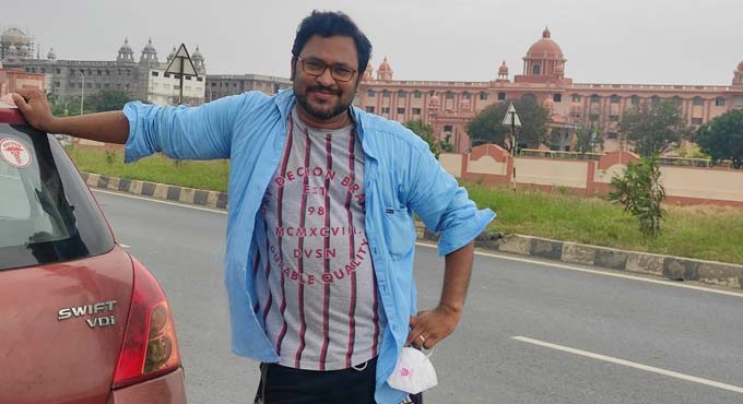 Gandhi Hospital doctor helps woman deliver baby at Keesara market