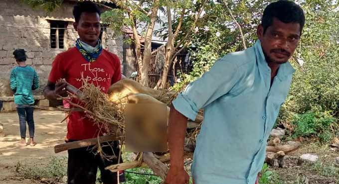 Man performs last rites for his pet in Mancherial