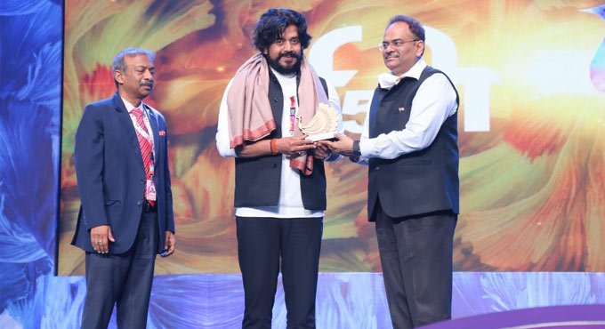 IFFI felicitates Zeenat Aman, Ravi Kishan at closing ceremony