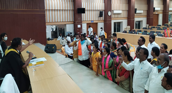 Karimnagar: Noisy scenes mar MCK general body meeting