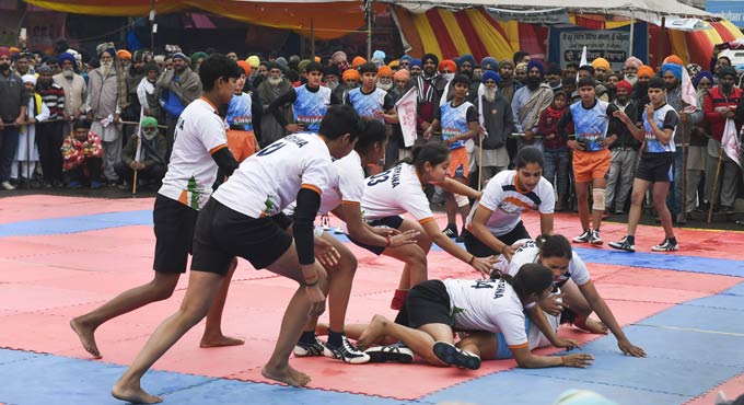 Despite rains, women kabaddi tournament held at farmers’ protest site