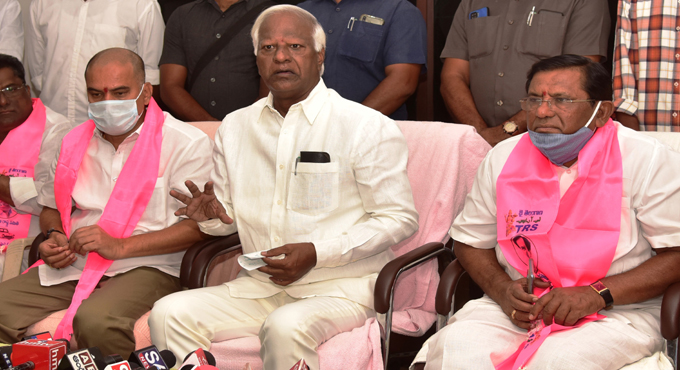 TRS leaders lash out at Bandi, other BJP leaders