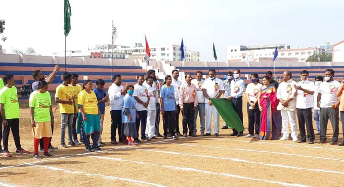 Sports to reduce mental pressure, says Karimnagar CP