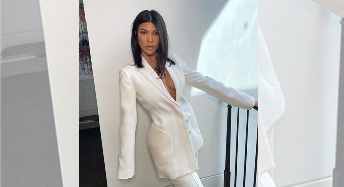 Kourtney Kardashian, Travis Barker officially dating