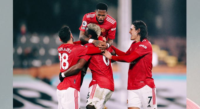 Man United beats Fulham 2-1, back atop Premier League