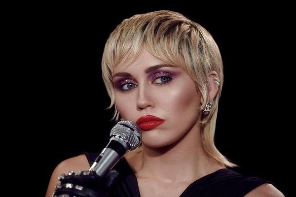 Miley Cyrus finds girls ‘way hotter’ than men