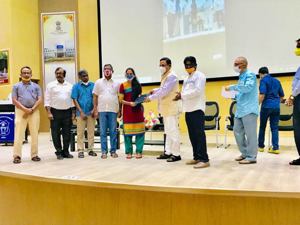 NIT-Warangal faculty, alumni donate 100 laptops to poor students