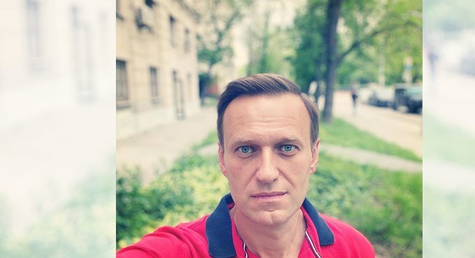 Russia detains top Navalny aides