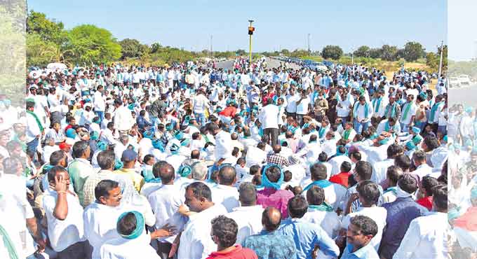 Nizamabad: Turmeric farmers JAC stages protests on NH-44
