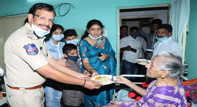 Cyberabad CP celebrates New Year at old age home