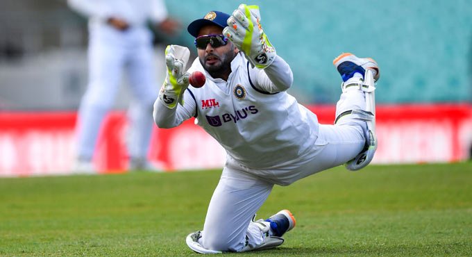 Pant bungles and Aussies cruise to 166/2