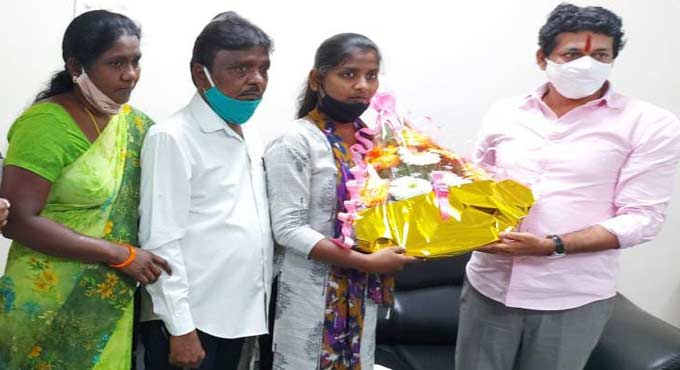 Warangal: Security guard’s daughter set to become commercial pilot