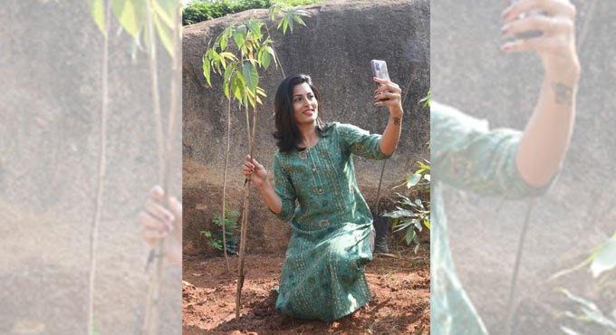 Anchor Prathyusha accepts Green India Challenge