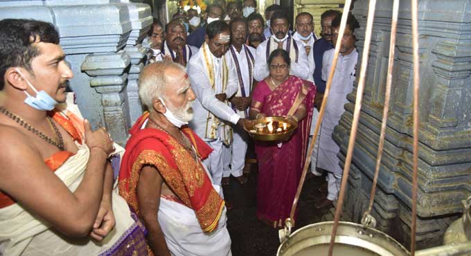 CM KCR performs puja at Kaleshwaram temple