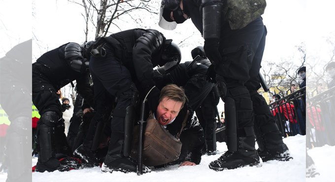Russia arrests over 1,000 people demanding Navalny’s release