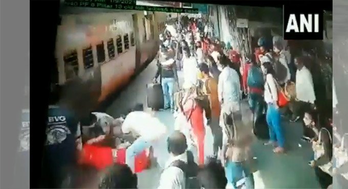 Security personnel save woman from falling on tracks at Thane railway station