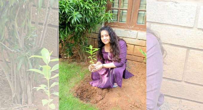 Actress Meena accepts Green India Challenge