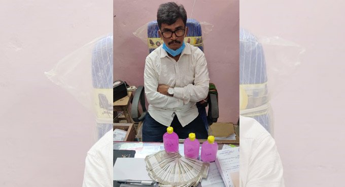 Govt employee caught red-handed while accepting bribe in Kothagudem
