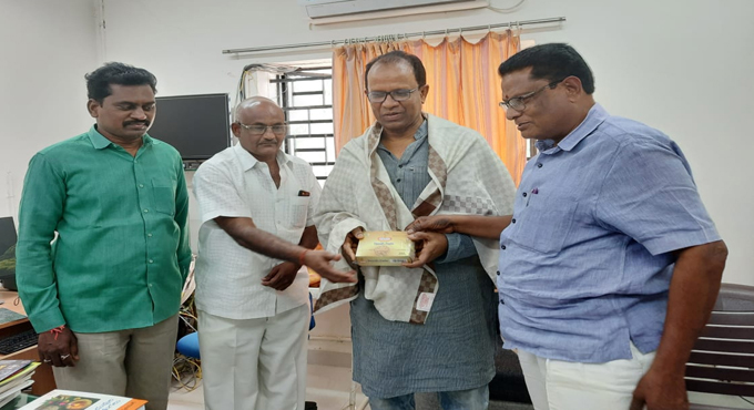 Adilabad AIR programme head felicitated
