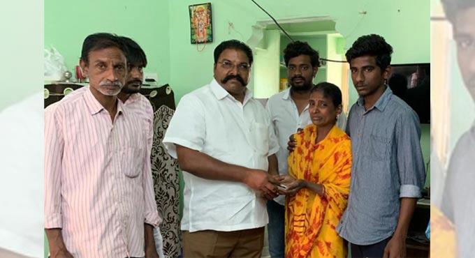 Kothagudem: TRS leader extends financial assistance to bereaved family