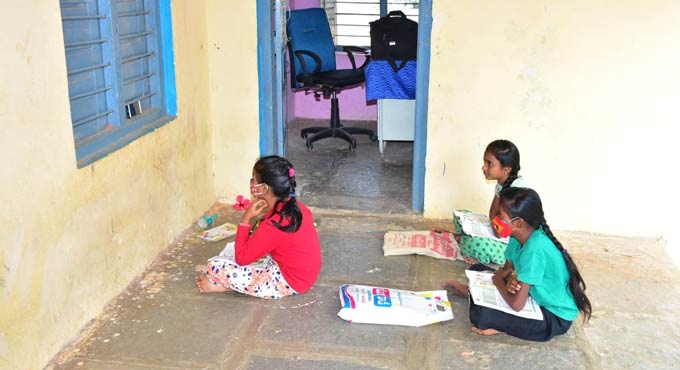 Peddapalli: Teachers help poor students catch up with online classes