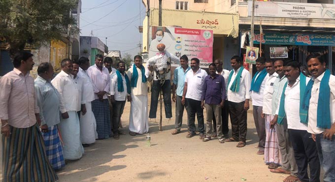 Turmeric farmers burn Nizamabad MP Aravind’s effigies