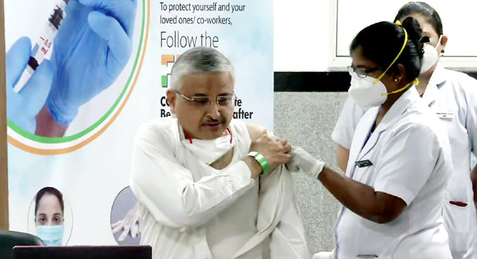 Covid vaccine maybe available in open market by year end: AIIMS Director