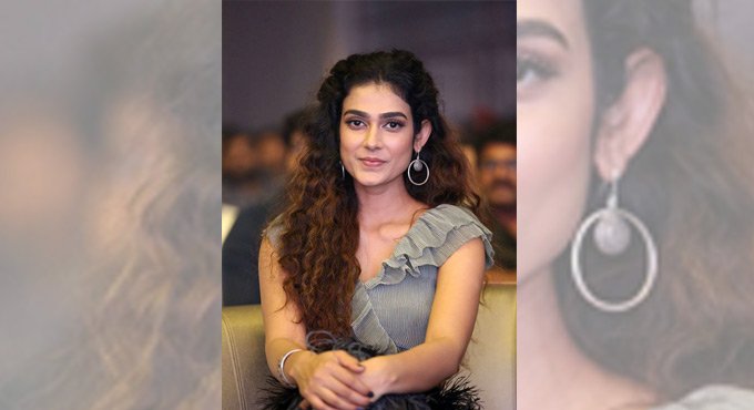 Aakanksha Singh resumes ‘Mayday’ shoot despite foot injury