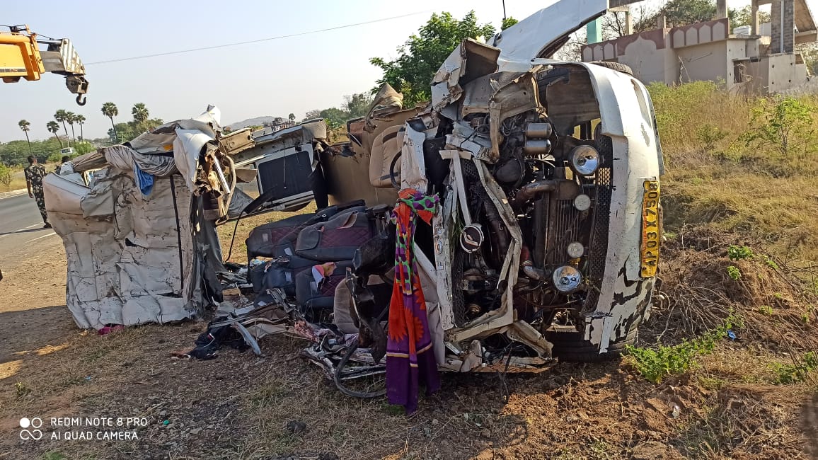 Andhra Pradesh: Road accident claims 14 lives in Kurnool