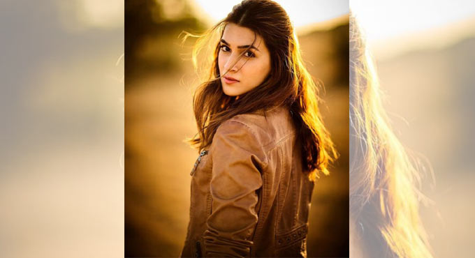 Actor Akshay Kumar turns photographer for Kriti Sanon