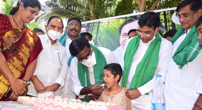 KCR’s birthday celebrated in grand manner in Khammam