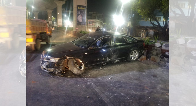 Hyderabad: Passengers of car injured after ramming into road median at Chaderghat