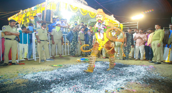 Nalgonda: Firewalking draws thousands of devotees to Cheruvugattu jatara