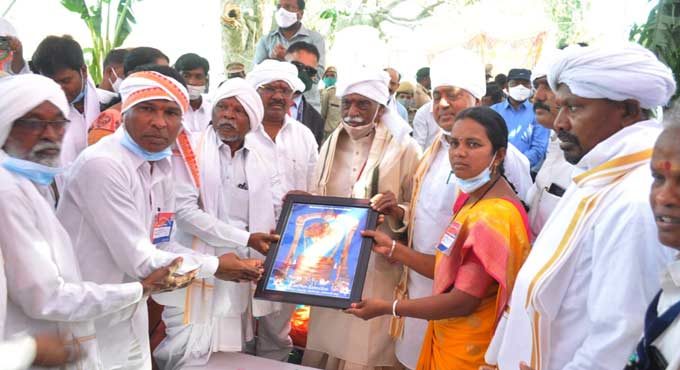 Bandaru Dattatreya offers prayers at Nagoba temple
