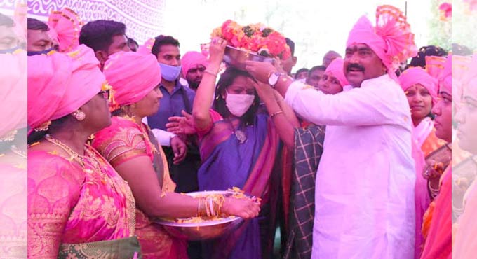 Hyderabad: Mayor Gadwal Vijayalakshmi offers ‘bonam’ at Kanaka Durga temple