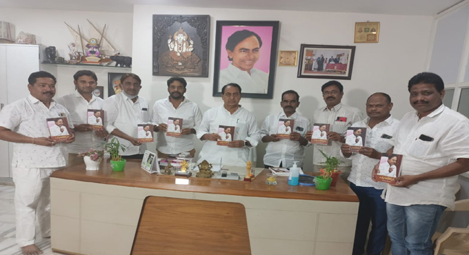 Book on KCR’s six-year administration unveiled in Nirmal