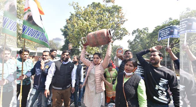 IYC activists protest fuel hike, seek resignation of Petroleum Minister