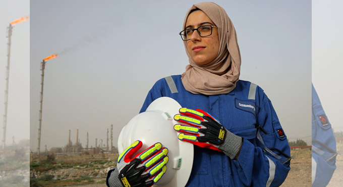 Iraqi women buck norms to take rig site jobs