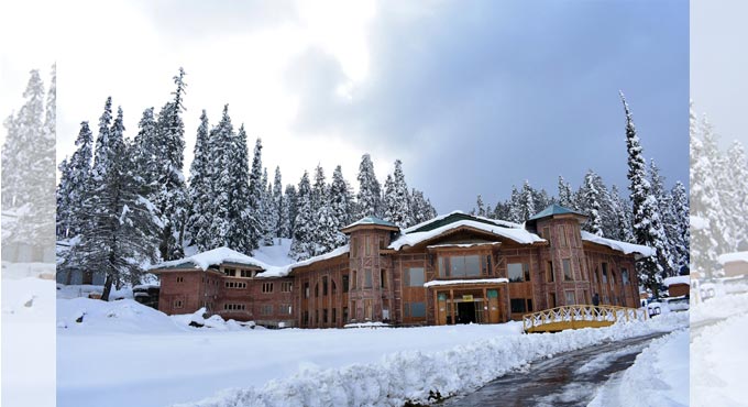 Fresh snowfall in Kashmir brings back cold wave-like conditions
