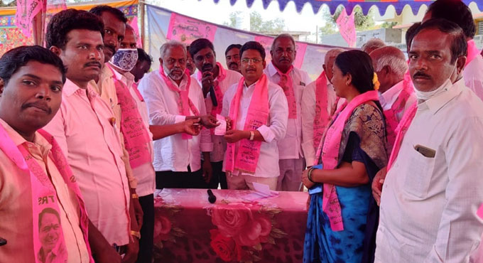 Strive to improve membership strength, Khammam TRS cadres told