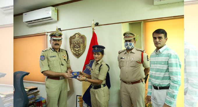 Woman constable gets felicitated by Hyderabad Police Commissioner