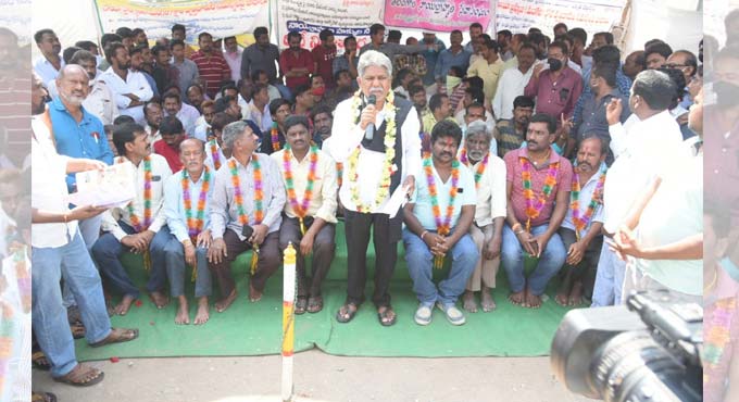 MRPS, Congress extend solidarity to protesting barbers in Mancherial