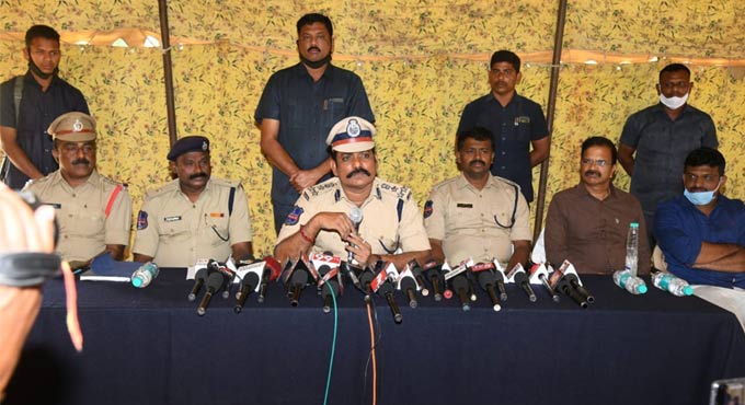 Ambulance crew steal 2 kg gold from accident victim in Telangana