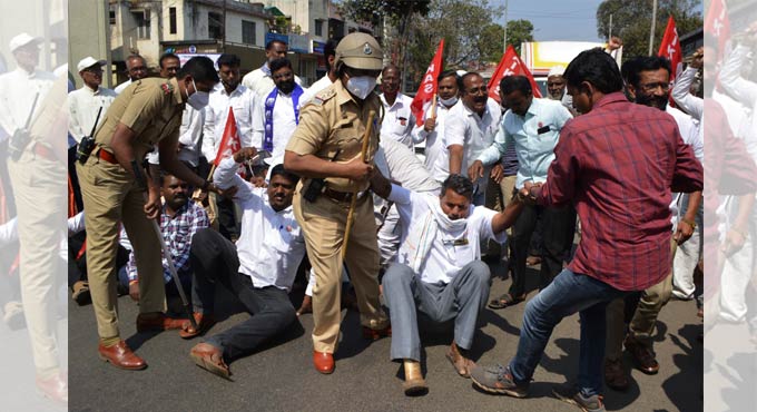 Maharashtra: Farmers stage ‘rasta roko’ in Karad; 40 detained