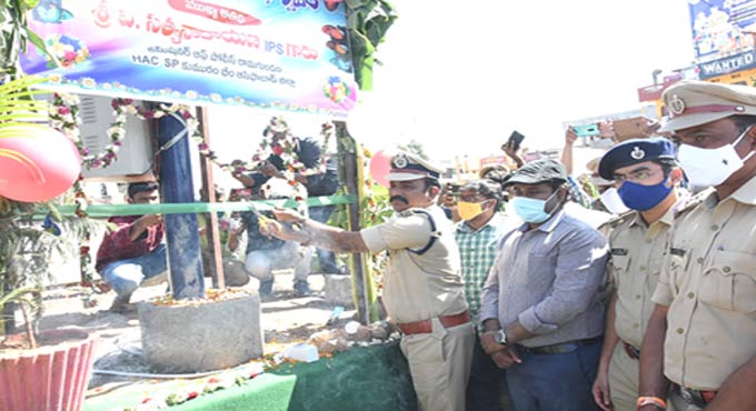 SP Satyanarayana inaugurates Traffic signal system in Asifabad town