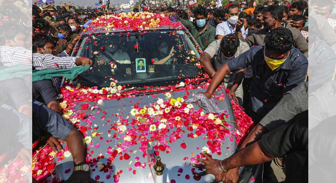 Sasikala returns to Tamil Nadu after four years to grand reception